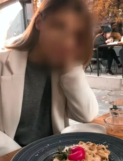 Sandra, 37