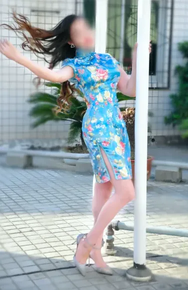 Sina, 32
